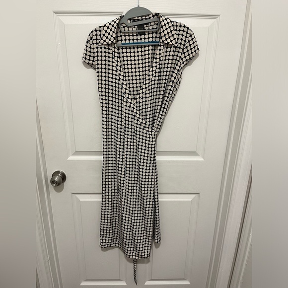 Banana Republic Factory Dresses & Skirts - Banana Republic 100% silk cream black polka dotted wrap size 10